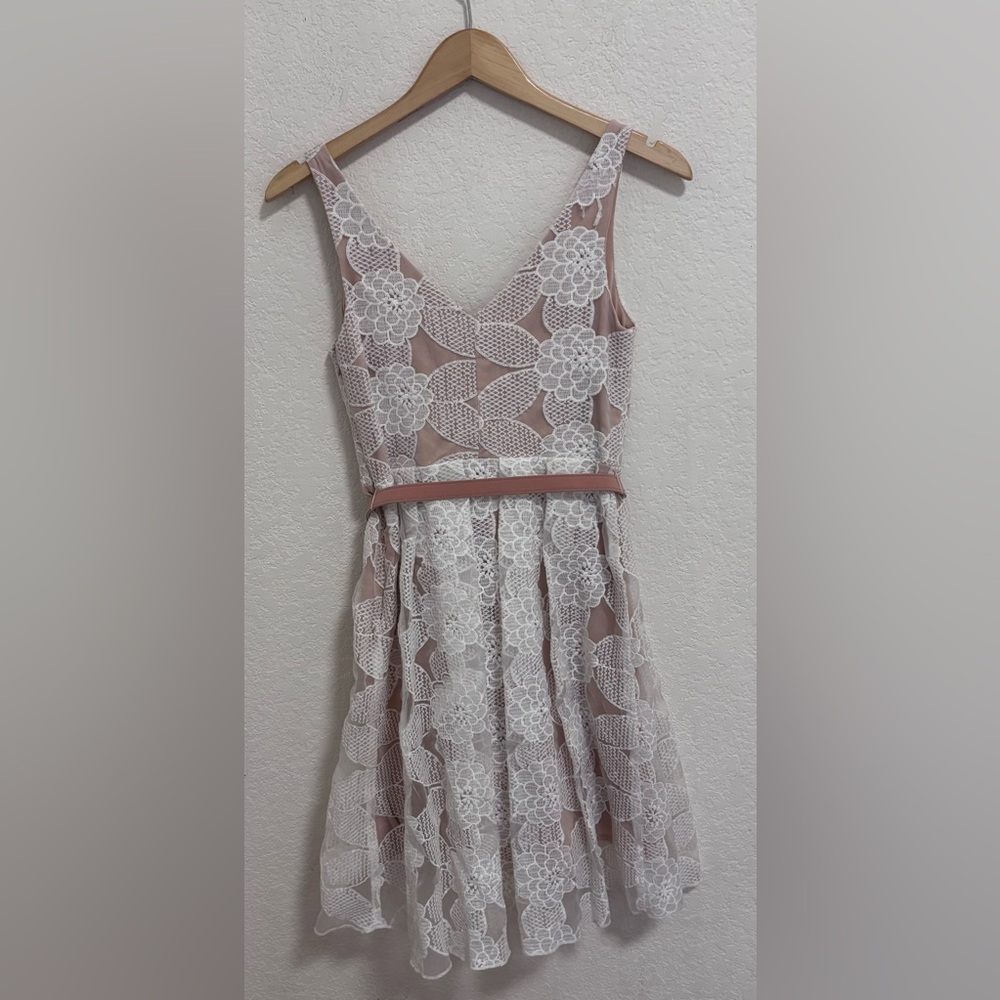 Eva Franco floral lace overlay belted dress - Picture 4 of 7